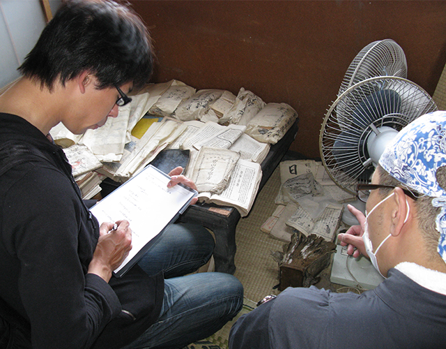 Rescue activities of damaged historical and cultural materials (Ishinomaki, Miyagi Pref.)