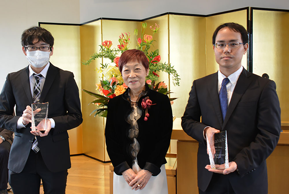 写真：左から受賞者・坂本貴洋さん、長谷川学長、受賞者・森崇人さん