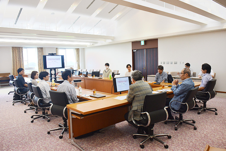 永田学長(右側中央)と意見交換を行うDS研究員。
