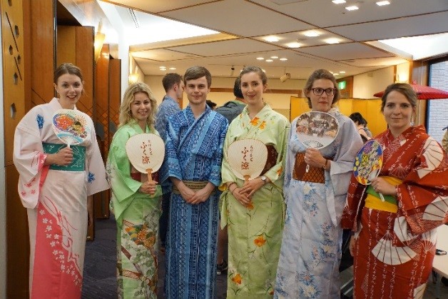 日本文化紹介にて：浴衣を楽しむフェロー達