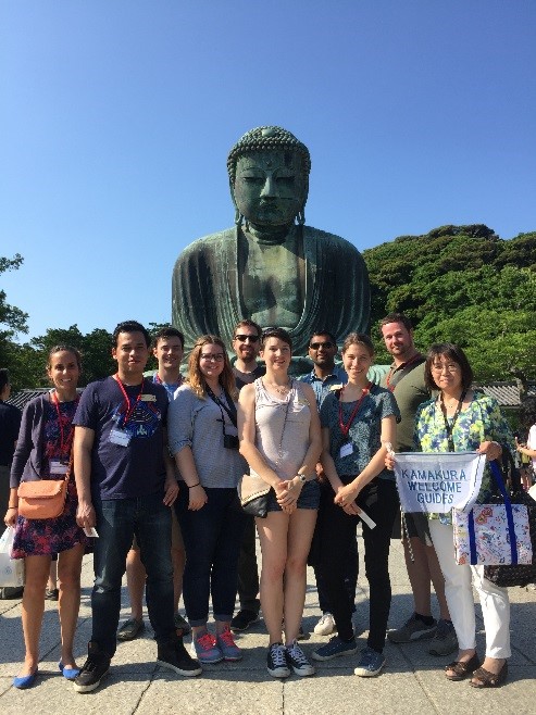 鎌倉高徳院：大仏前にて