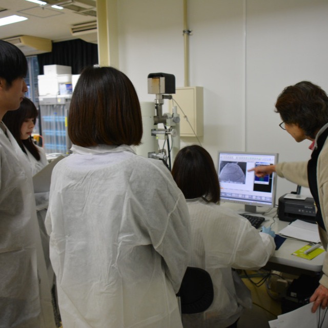 電子顕微鏡・光学顕微鏡・分子生物学実験機器など充実した各種実験設備での実習と研究