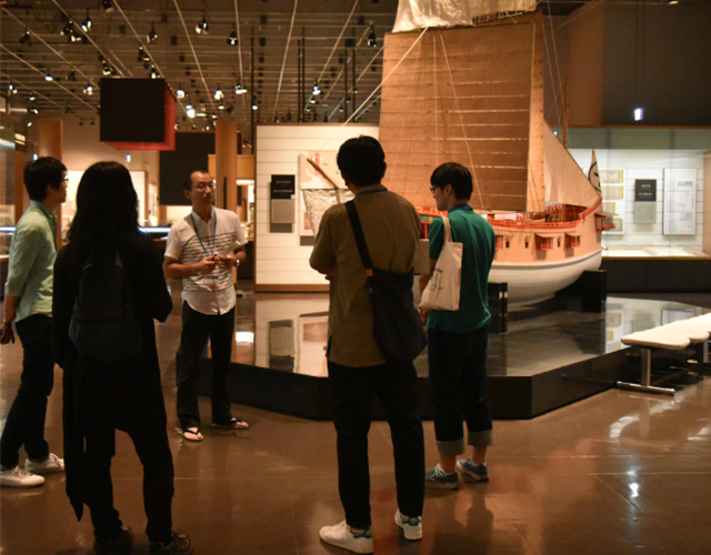 【講義風景】第２展示室「御朱印船模型型」前